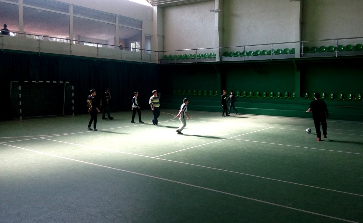 ز ورزش میاسای و کوشنده باش