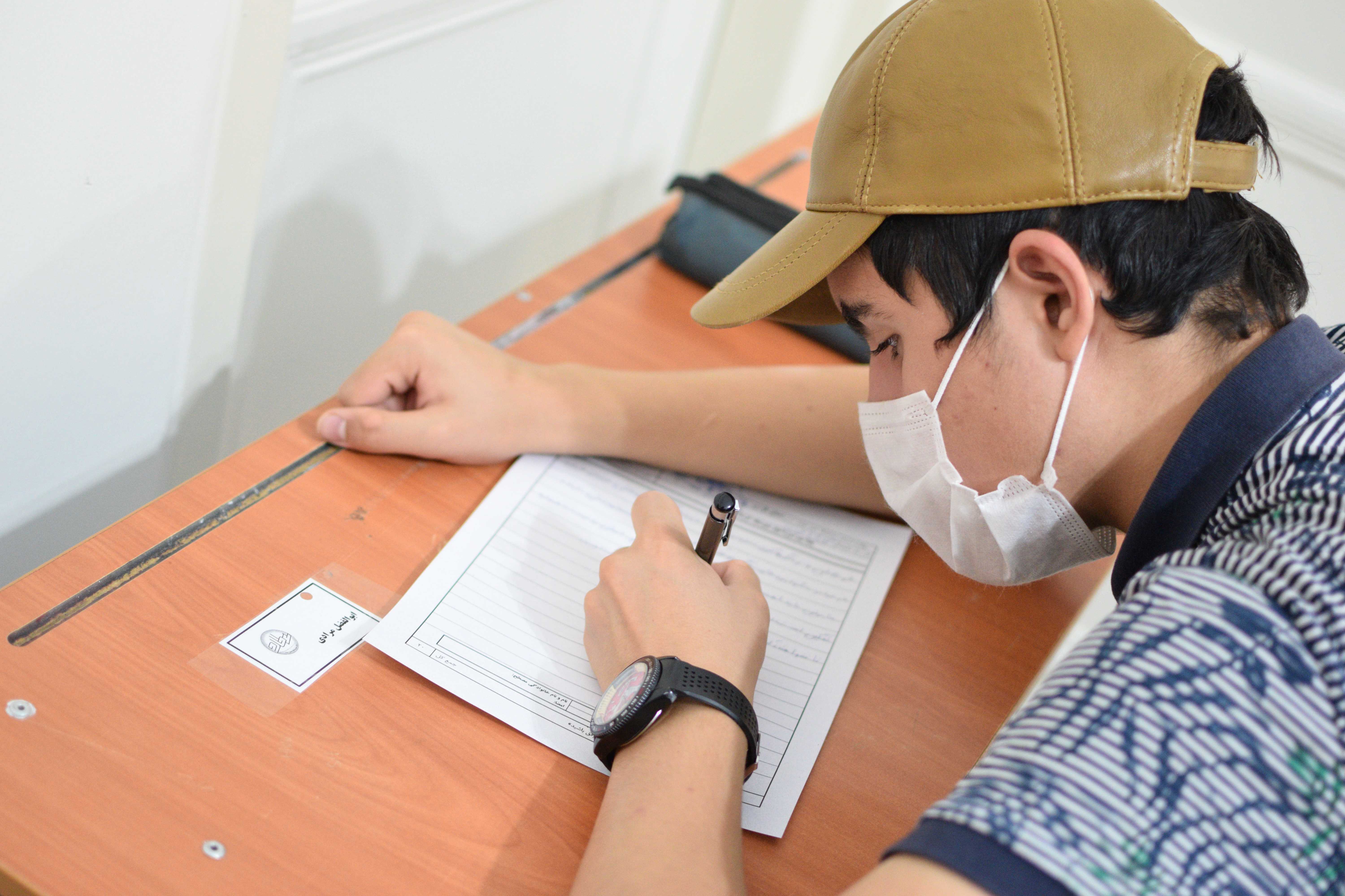 دانش آموزان دوره دوم دبیرستان با آمادگی به پیشواز آزمون دوره تابستانی می روند.