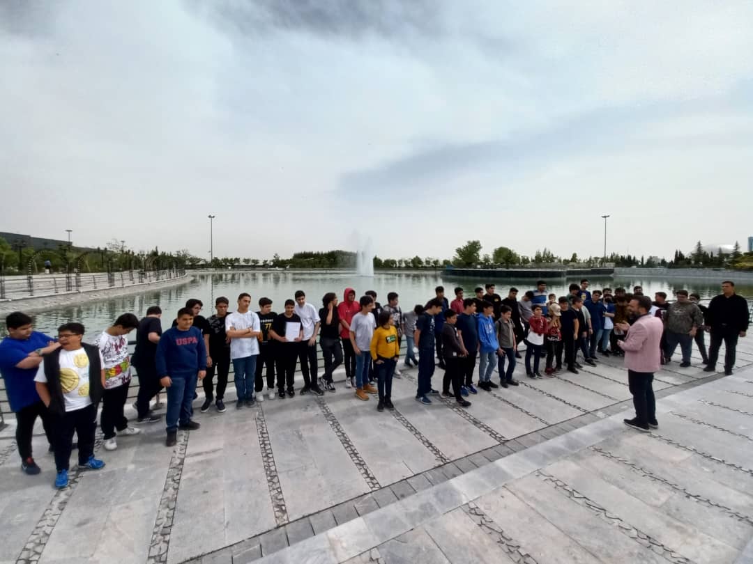 دوره اولی های دبیرستان عطارد به باغ کتاب رفتند!