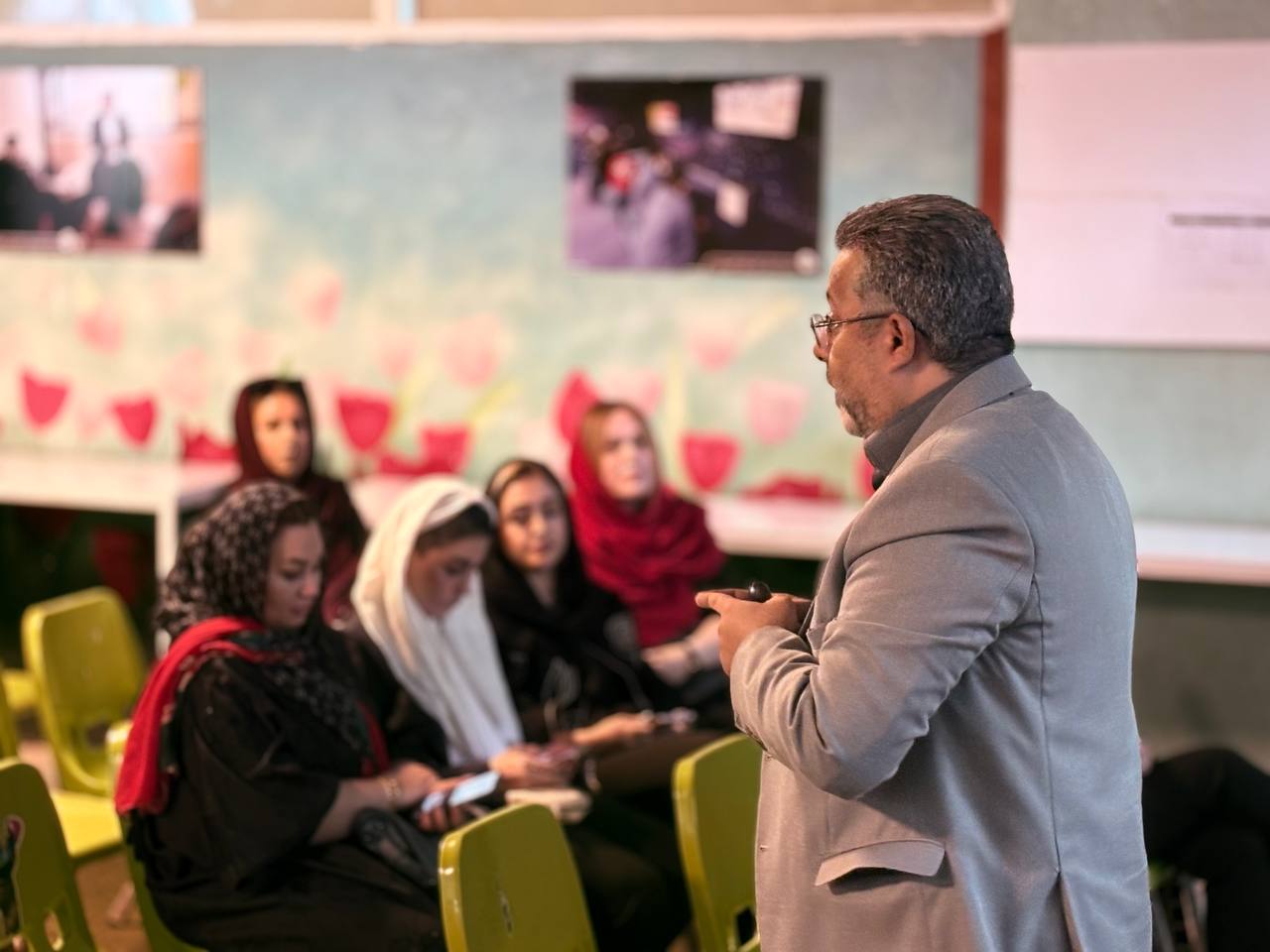 جلسه آموزش خانواده و اهدای کارنامه میان نوبت دوره اول دبیرستان عطارد برگزار گردید