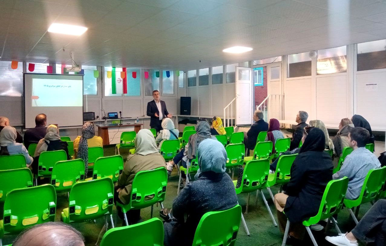 جلسه آموزش خانواده و اهدای کارنامه دبیرستان دوره دوم برگزار گردید.