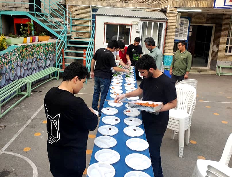 سفره افطاری در عطارد!