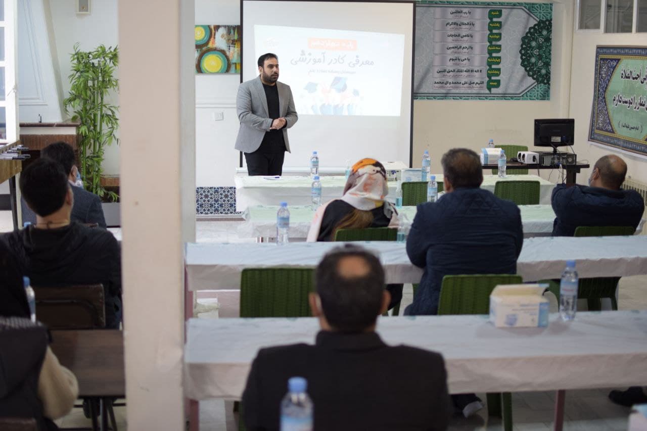 جلسه‌ی اولیاء دانش‌آموزان پایه‌ی یازدهم برگزار شد