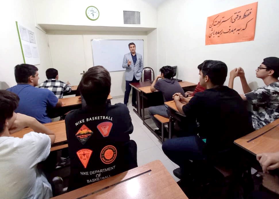 آشنایی با مشاغل مختلف و پاسخ به سوالات دانش آموزان