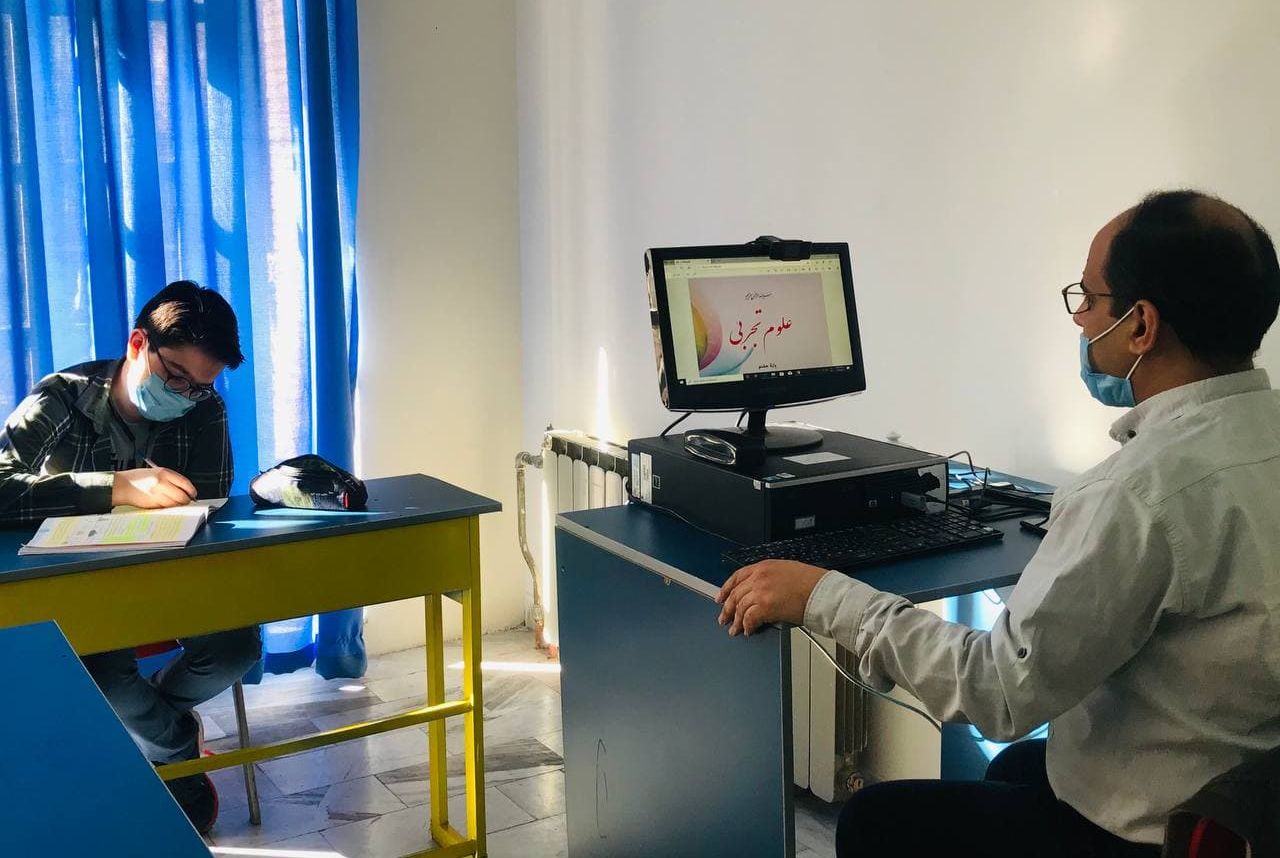آموزش آنلاین و حضوری بصورت همزمان و توأمان در دبیرستان عطارد علم