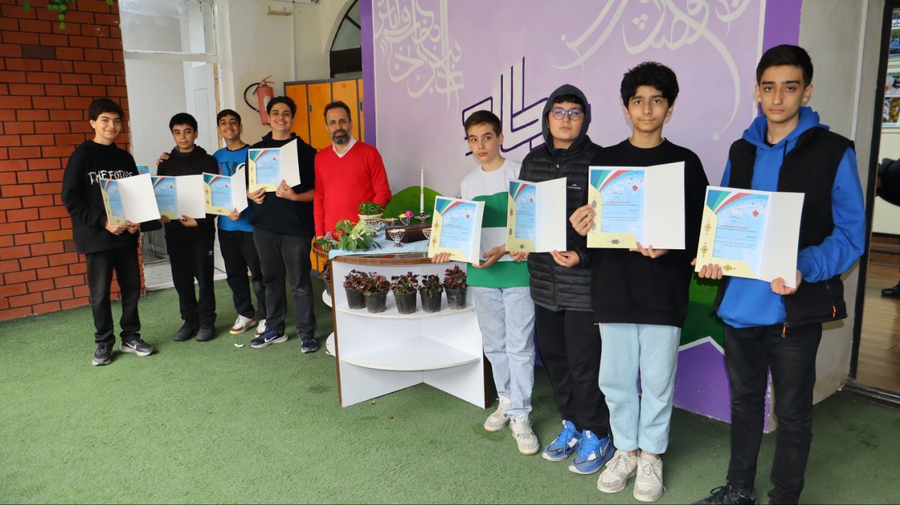 اهدای جوایز به دانش‌آموزان برتر در سال ۱۴۰۳