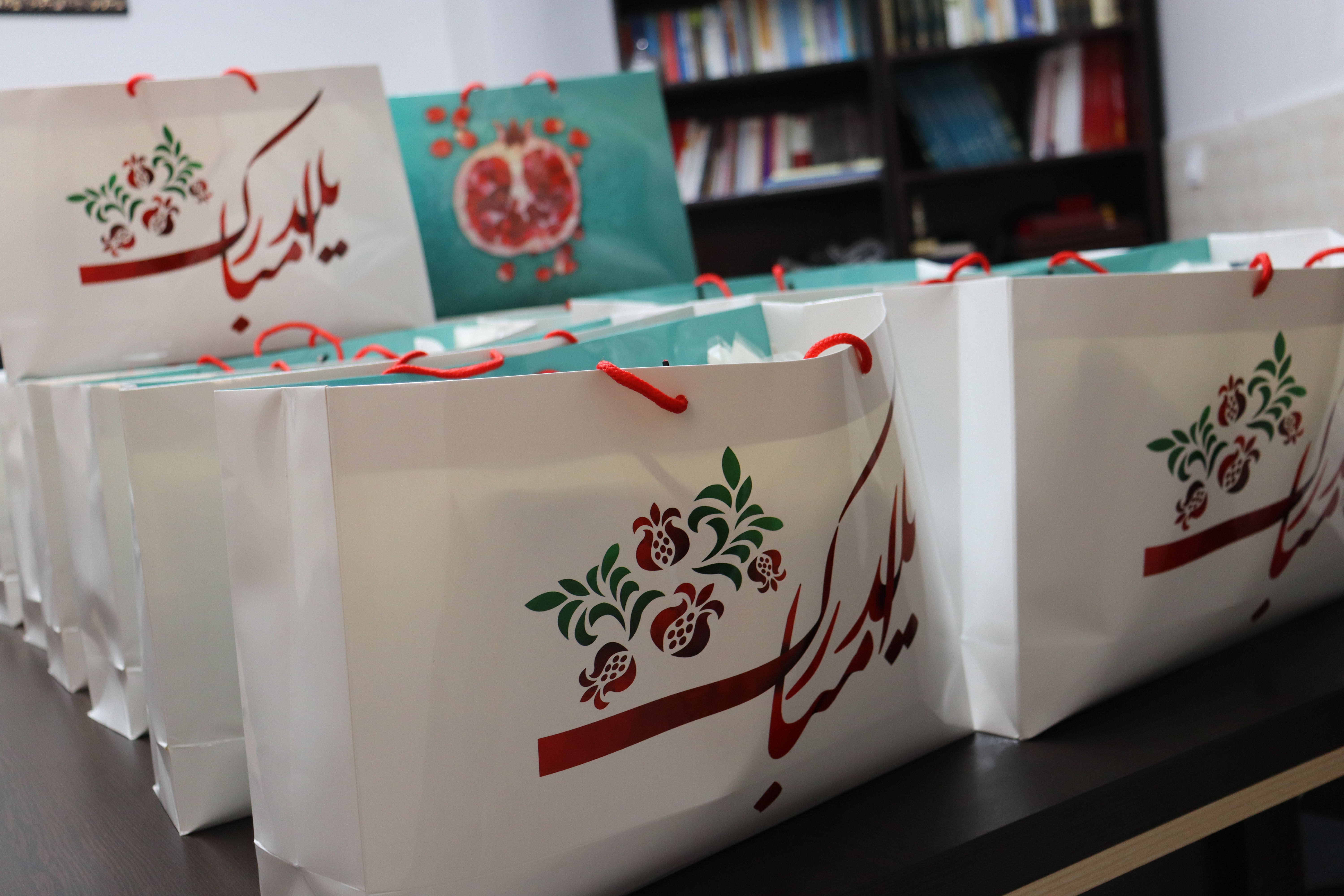 اهداء بسته های هدیه شب یلدا به پرسنل و دبیران